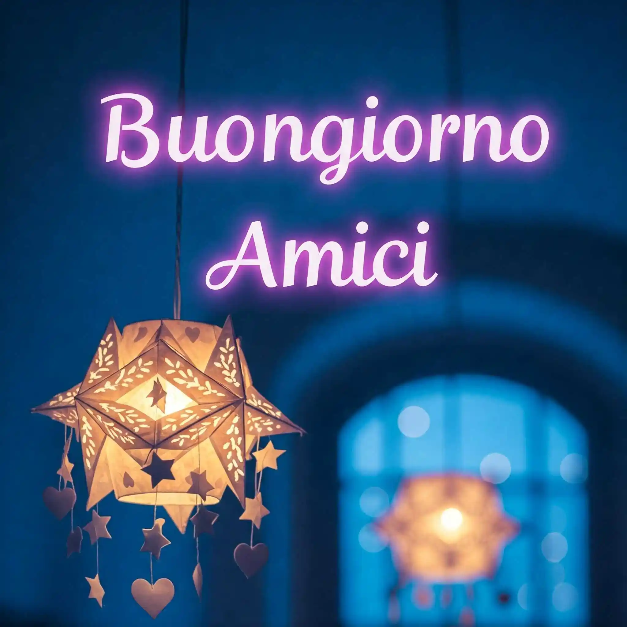 Villaggio di funghi animati in bosco con testo Buongiorno Amici.